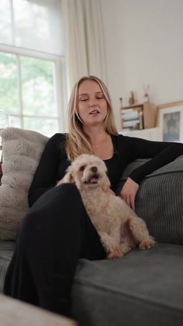 WOOF+ shoot: eigenaar met haar hond op de bank