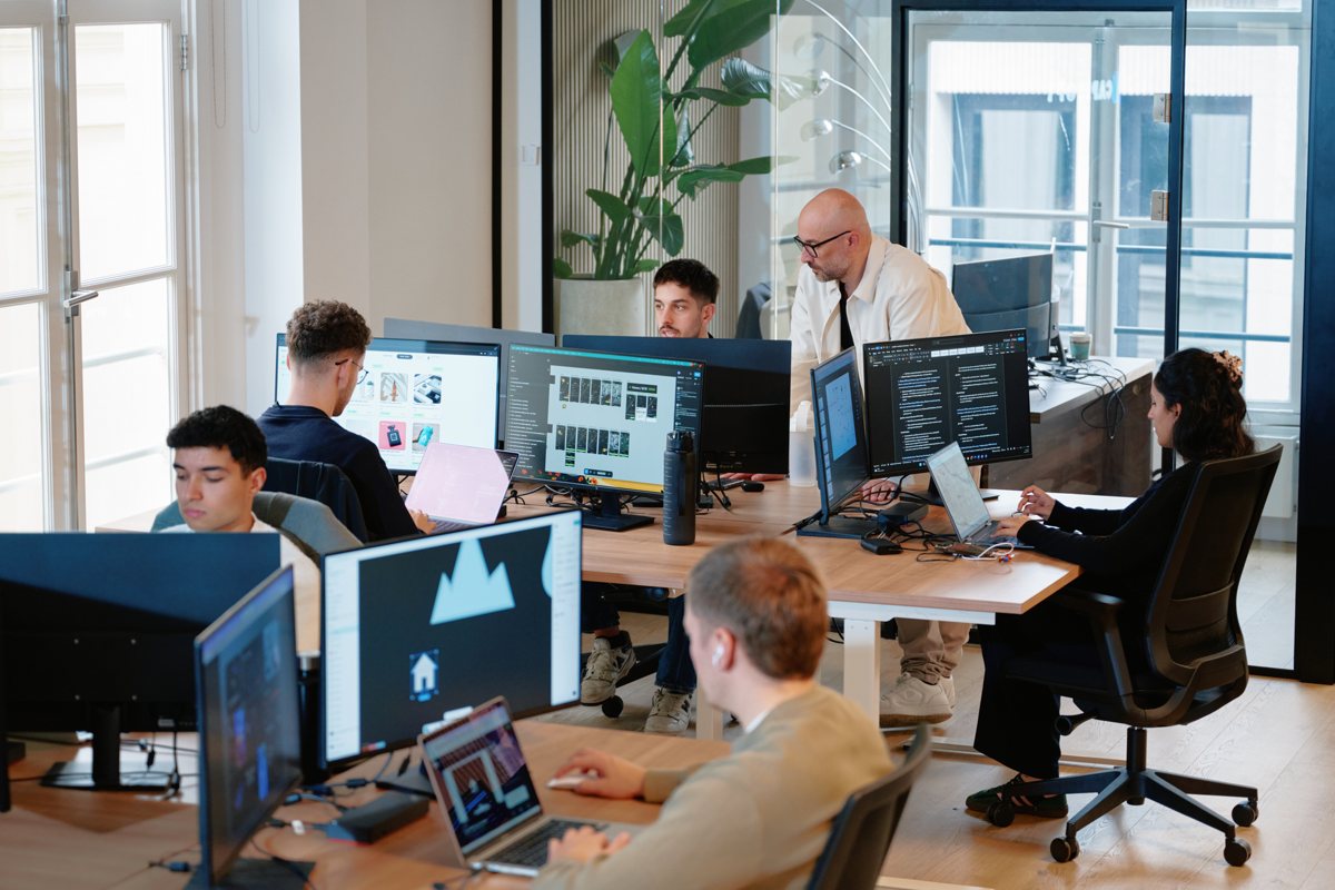 Het marketingteam aan het werk op kantoor