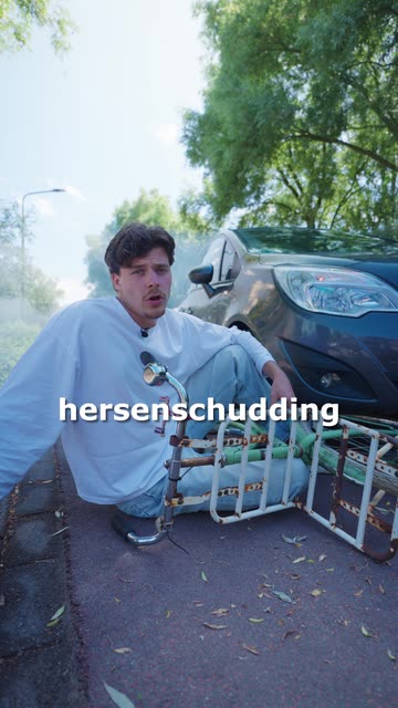Hook: hij zit na een aanrijding naast zijn auto