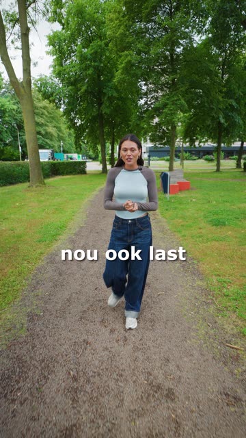 Middenstuk: zij loopt en legt uit