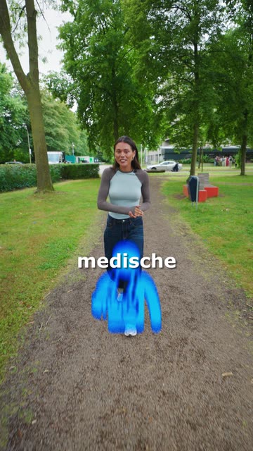 Middenstuk: zij loopt en legt uit, tweede versie