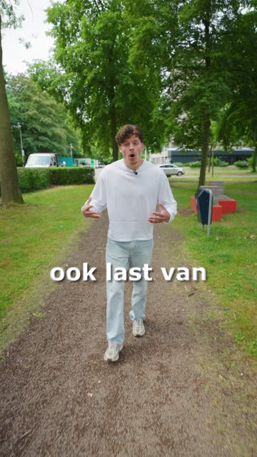 Middenstuk: hij loopt en legt uit