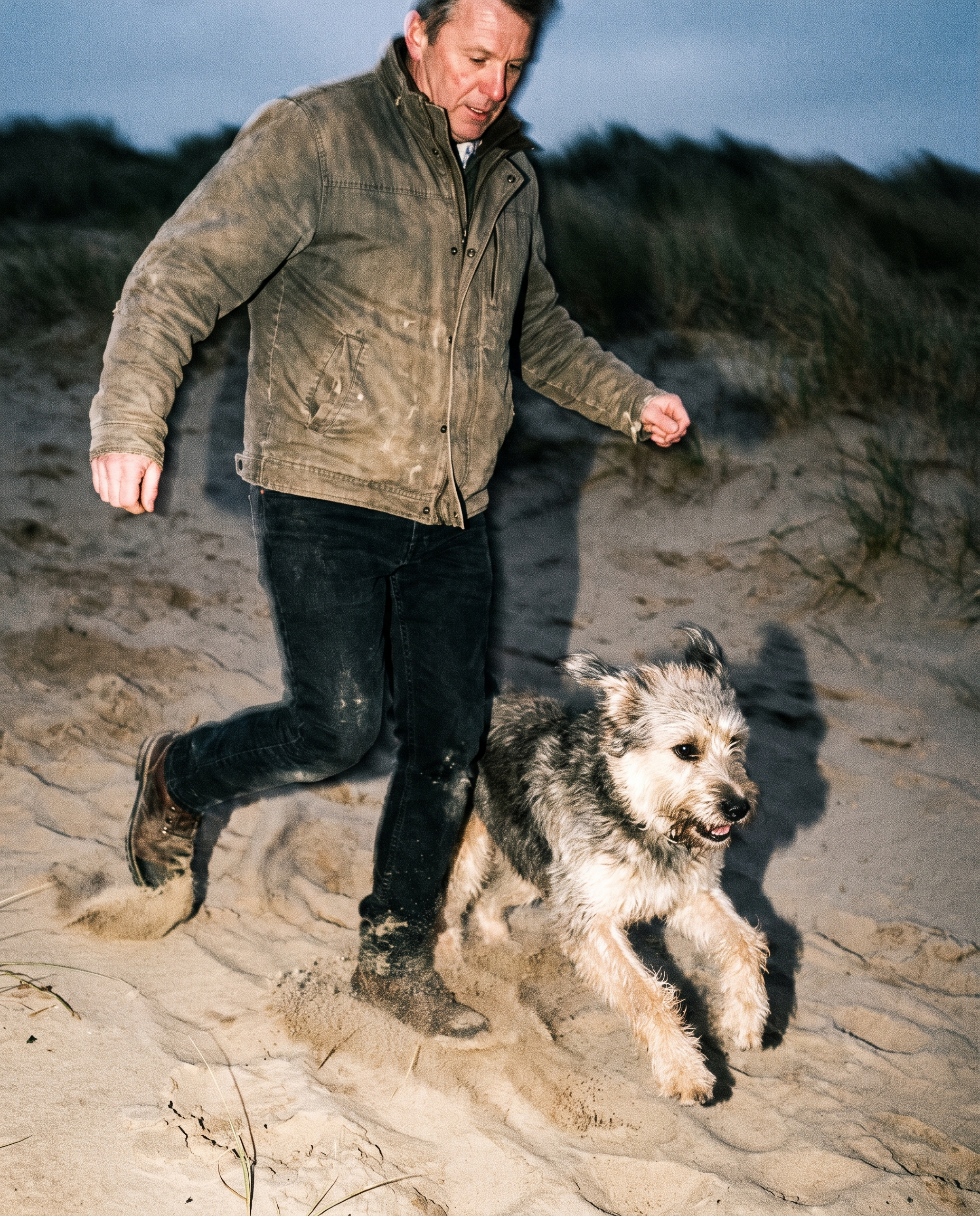 Man met hond op het strand